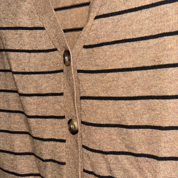 XS John and Jenn sleeveless cardigan - Picture 3 of 6
